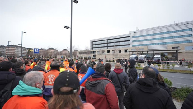 ep trabajadores de la plantilla de tubos reunidos durante una concentracion frente a la sede del