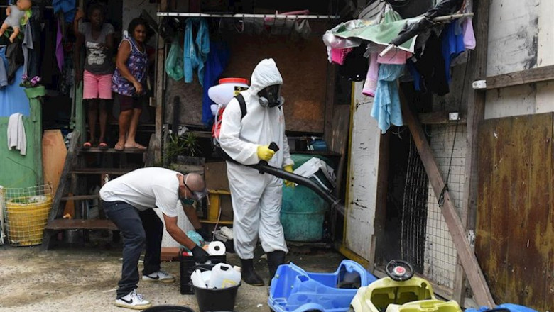Trabajos de descontaminación por el coronavirus. | Fabio Teixeira ep trabajos de descontaminacion por el coronavirus en rio de janeiro