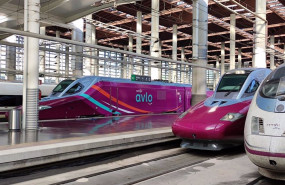 ep trenes avlo estacionados en la estacion de madrid puerta de atocha