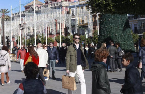 ep turistas y sevillanos disfrutan del ambiente navideno por la avda de la constitucion en sevilla a