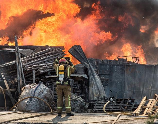 Un bombero trabaja en el incendio de la nave de reciclaje | CEDIDA ep un bomberoenincendiola navereciclaje