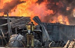 ep un bomberoenincendiola navereciclaje