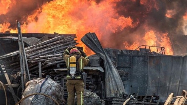 ep un bomberoenincendiola navereciclaje