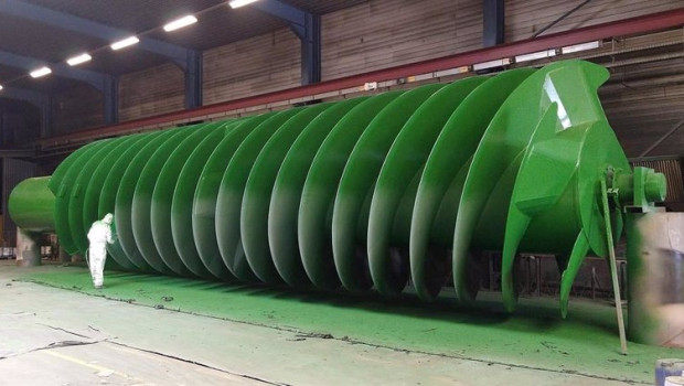ep un operario de la empresa fabricante finaliza la pintura de uno de los dos hidrotornillos