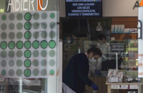 ep una mujer compra en una farmacia abierta por ser esencial durante la limitacion total de