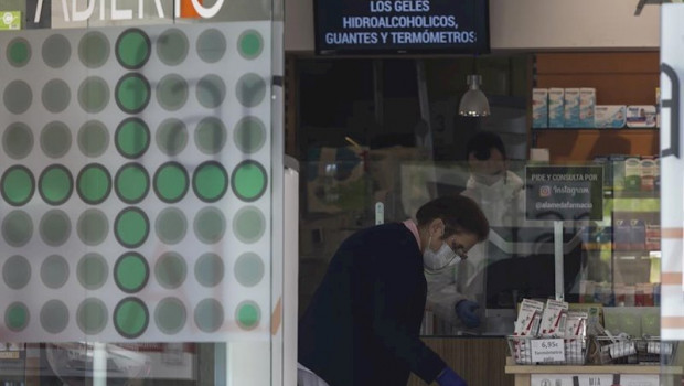 ep una mujer compra en una farmacia abierta por ser esencial durante la limitacion total de