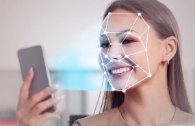 ep una mujer usa su smartphone para identificacion biometrica