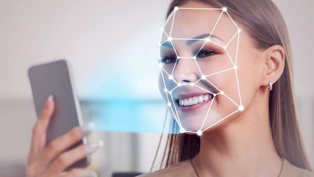 ep una mujer usa su smartphone para identificacion biometrica