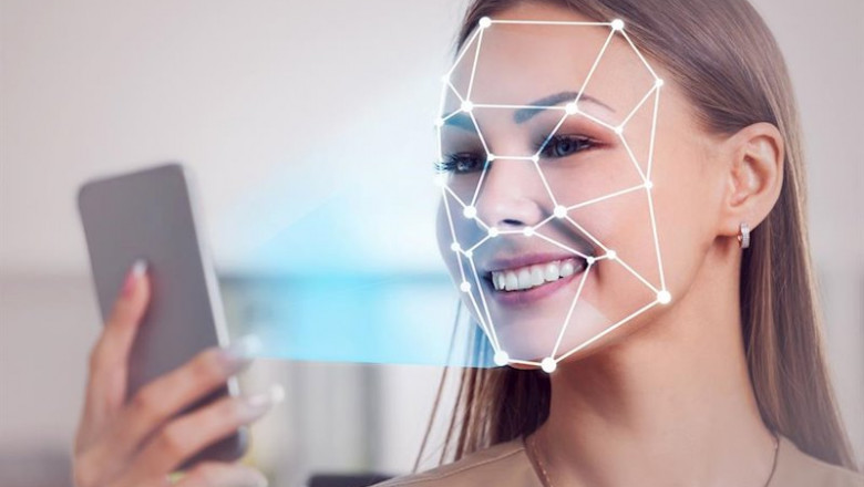 Una mujer usa su smartphone para identificación biométrica | GRUPO CMC ep una mujer usa su smartphone para identificacion biometrica