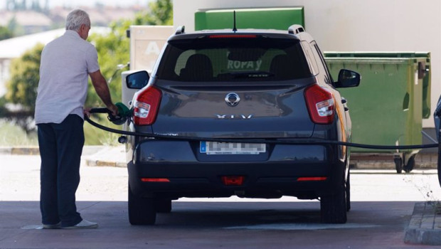 ep una persona reposta en una gasolinera a 14 de julio de 2023 en madrid espana el viernes arranca