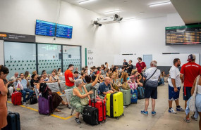ep varias personas esperando en la estacion de chamartin clara campoamor a 12 de agosto de 2025 en