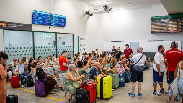 ep varias personas esperando en la estacion de chamartin clara campoamor a 12 de agosto de 2025 en ep varias personas esperando en la estacion de chamartin clara campoamor a 12 de agosto de 2025 en