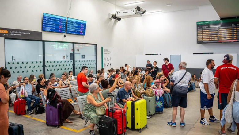 ep varias personas esperando en la estacion de chamartin clara campoamor a 12 de agosto de 2025 en
