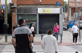 ep varias personas frente a una oficina del servicio publico de empleo