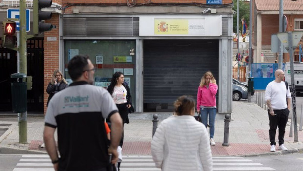 ep varias personas frente a una oficina del servicio publico de empleo