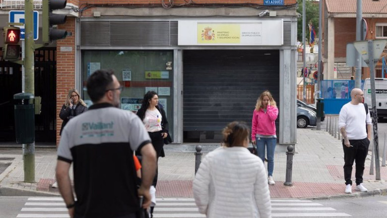 ep varias personas frente a una oficina del servicio publico de empleo ep varias personas frente a una oficina del servicio publico de empleo