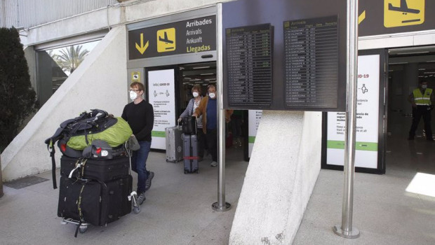 ep viajeros internacionales a su llegada al aeropuerto de palma de mallorca islas baleares espana a